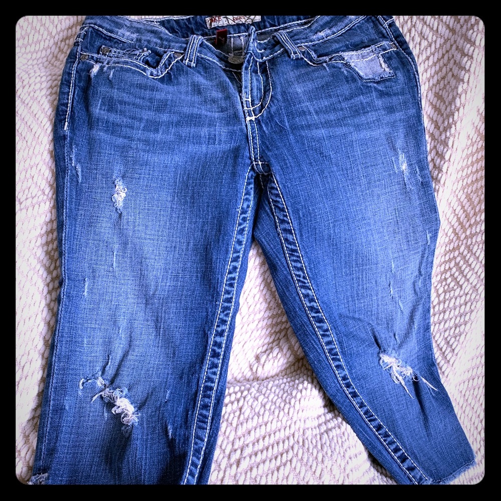 Buckle distressed capris